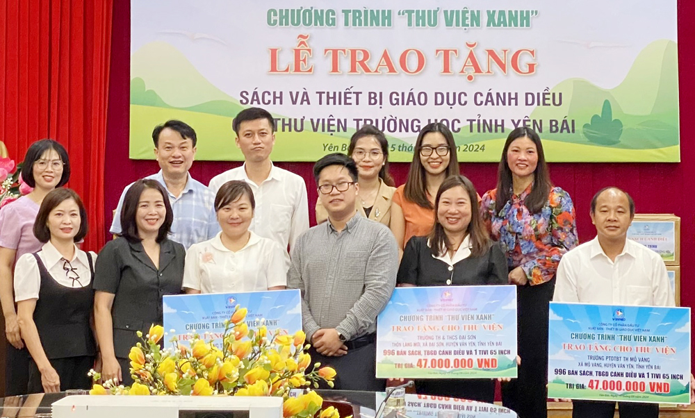 Lãnh đạo Công ty VEPIC trao biểu trưng hỗ trợ cho các đơn vị nhà trường trước sự chứng kiến của lãnh đạo Sở GD&ĐT tỉnh Yên Bái.